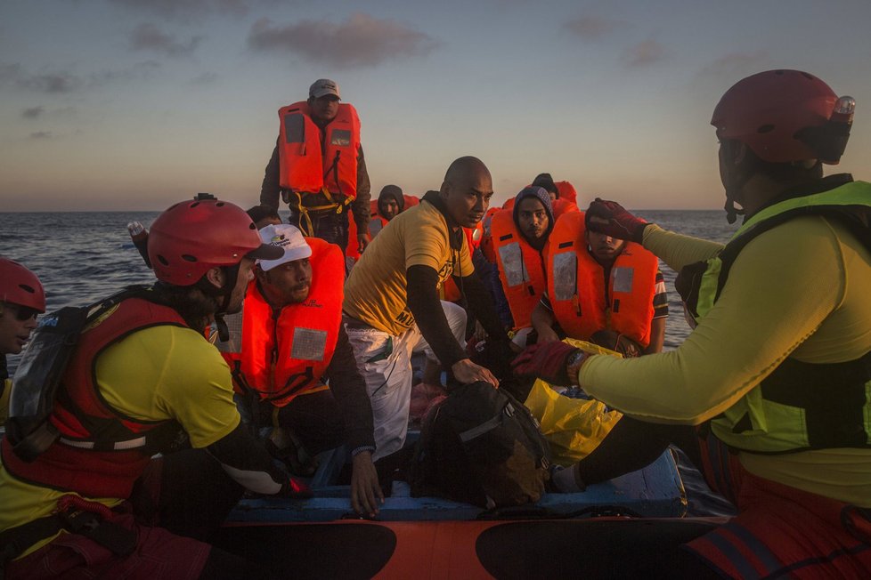 U libyjských břehů z 30 lodí zachránili přes 3400 uprchlíků