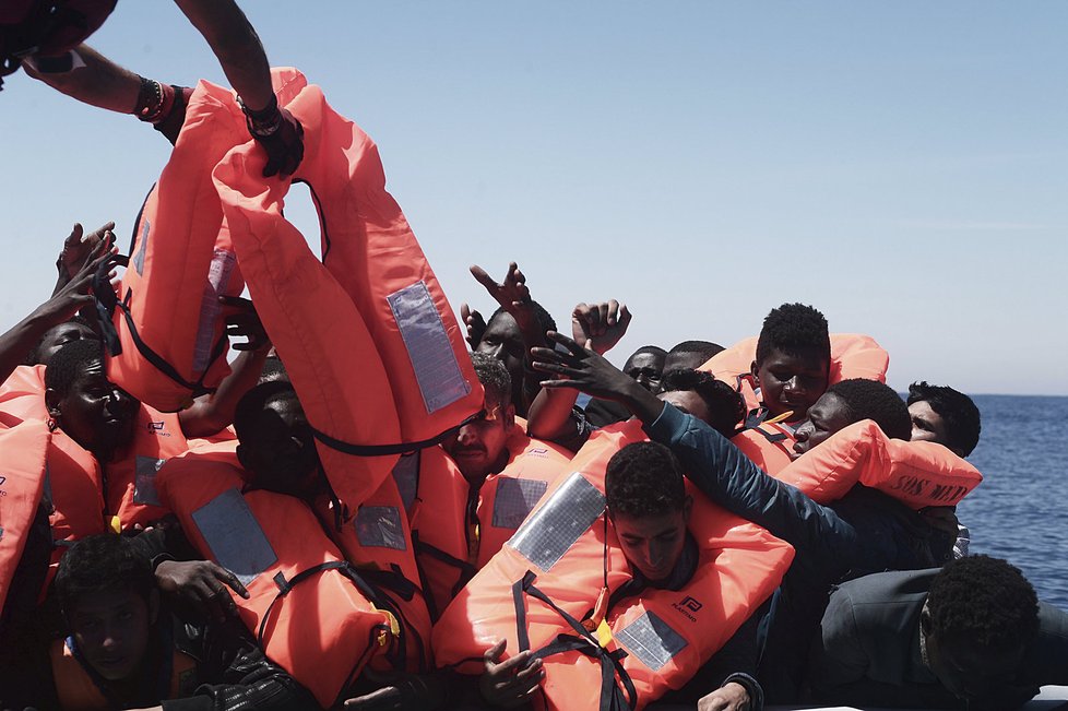 Příliv migrantů z Afriky do Itálie nastal poté, co EU uzavřela smlouvu s Tureckem, která jim prakticky uzavřela cestu přes Řecko.