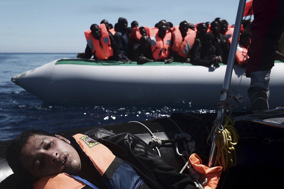 Do Evropy se přes Středozemní moře stále snaží dostat stovky uprchlíků