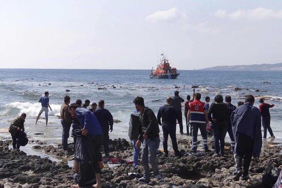 Další lodě s uprchlíky se potápí ve Středozemním moři.