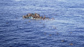 Další lodě s uprchlíky ve Středozemním moři
