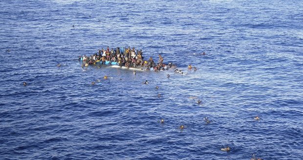 Další lodě s uprchlíky ve Středozemním moři