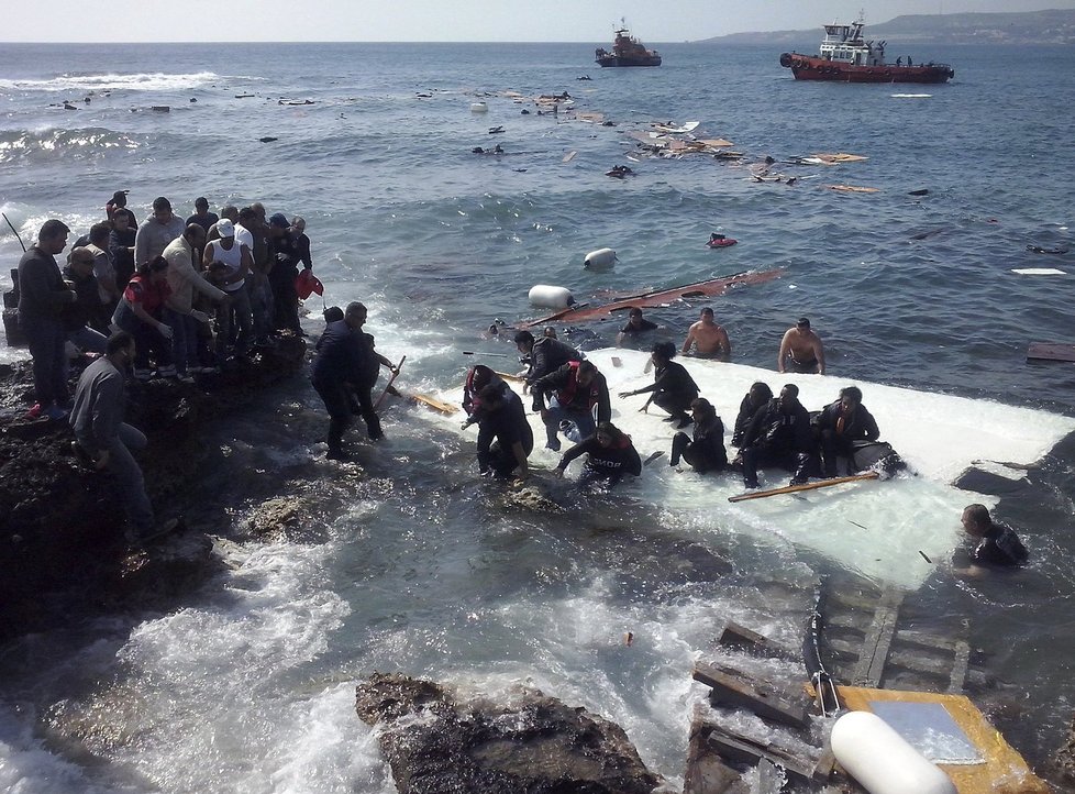 Další lodě s uprchlíky se potápí ve Středozemním moři.