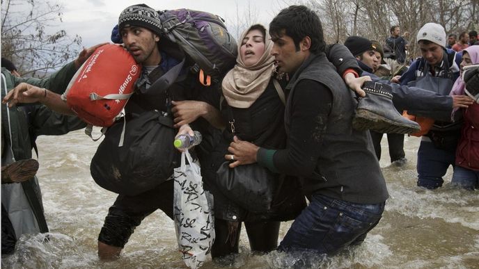 Uprchlíci na cestě k makedonské hranici