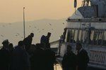 Za úsvitu vypluly z řeckého ostrova Lesbos první dvě lodě s uprchlíky. Vracejí se do Turecka