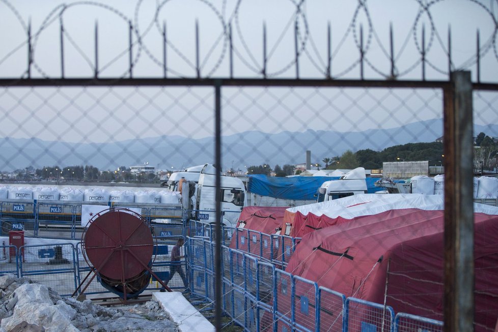 Turecko připravilo pro uprchlíky navracející se z řeckého ostrova Lesbos stany.