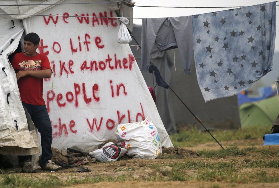 Přesun migrantů z Řecka do Turecka je součástí dohody mezi EU a Ankarou s cílem omezit migraci do Evropy.