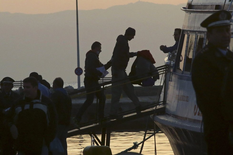 Za úsvitu vypluly z řeckého ostrova Lesbos první dvě lodě s uprchlíky. Vracejí se do Turecka.