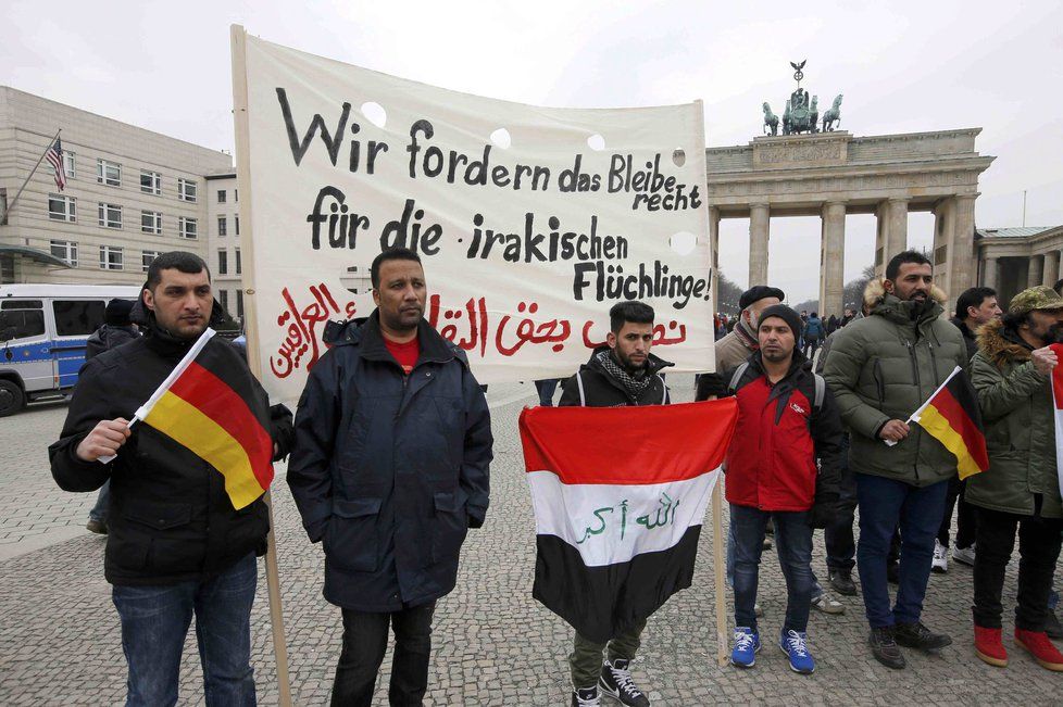 Lidé protestují v Berlíně proti deportaci uprchlíků do Afghánistánu s Iráku.
