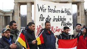 Lidé protestují v Berlíně proti deportaci uprchlíků zpět do vlasti.