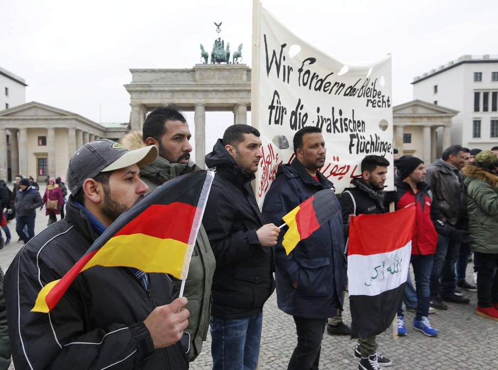 Lidé protestují v Berlíně proti deportaci uprchlíků do Afghánistánu a Iráku.