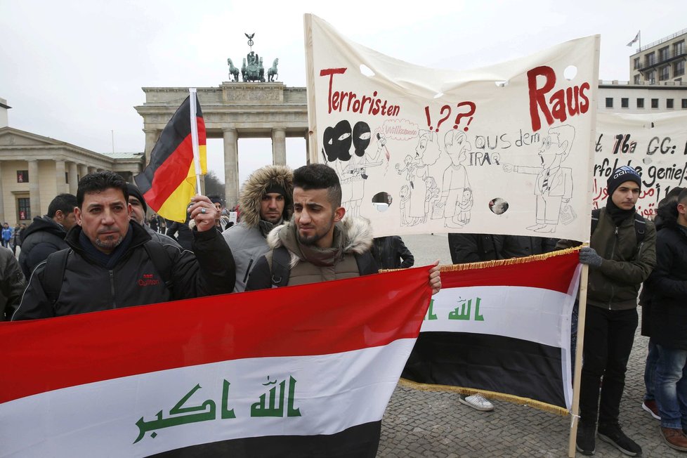 Lidé protestují v Berlíně proti deportaci uprchlíků do Afghánistánu a Iráku.