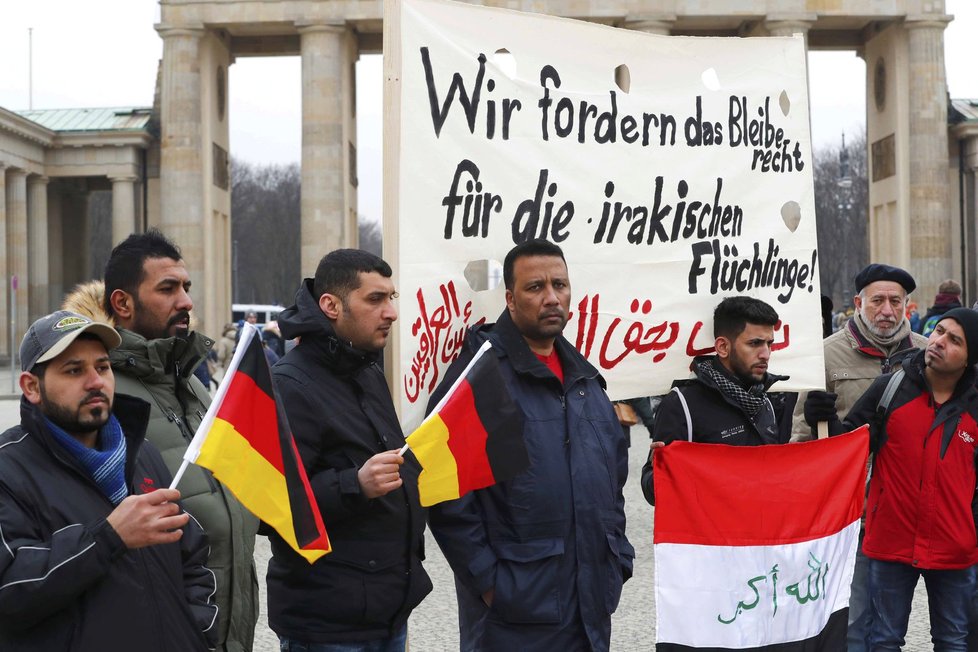 Lidé protestují v Berlíně proti deportaci uprchlíků do Afghánistánu z Iráku.