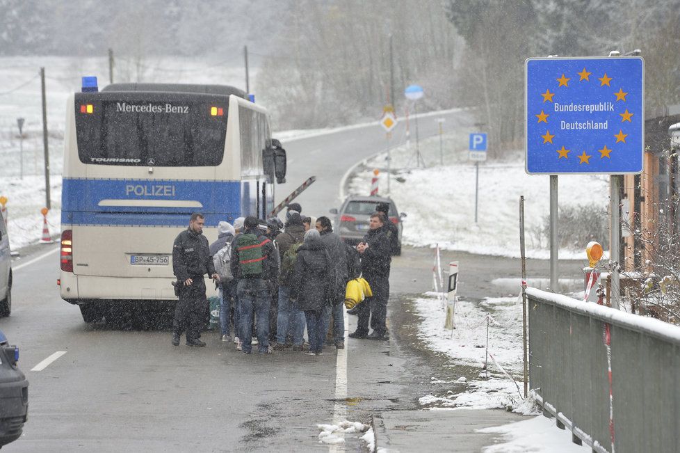 Proud uprchlíků ani v roce 2016 nepřestává, země se snaží příliv běženců zastavit různými způsoby.