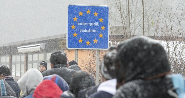 Pašeráci vozí uprchlíky přes Česko. Němci jich u hranic zatkli přes 100