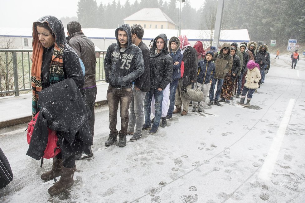 Uprchlíky na německo-rakouské hranici dostihla zima