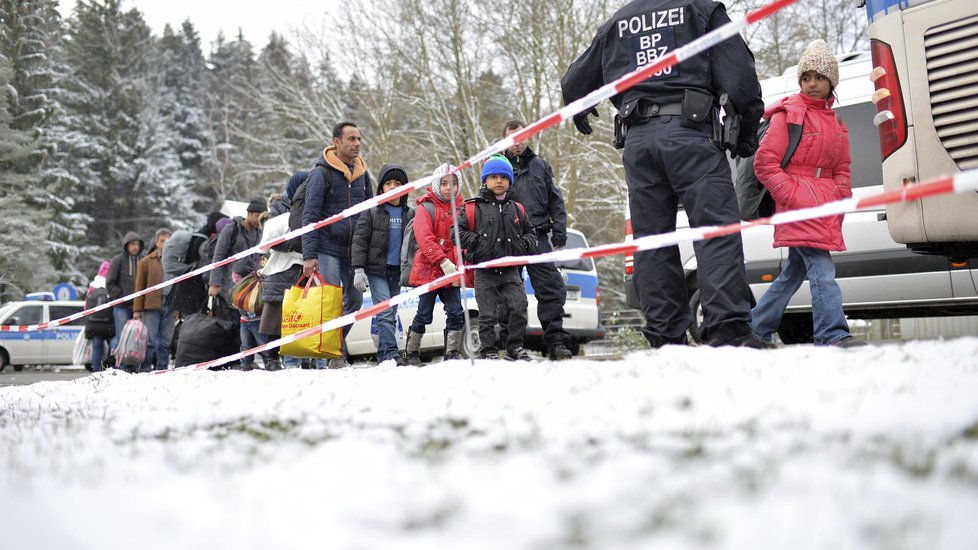 Uprchlíky na německo-rakouské hranici dostihla zima.