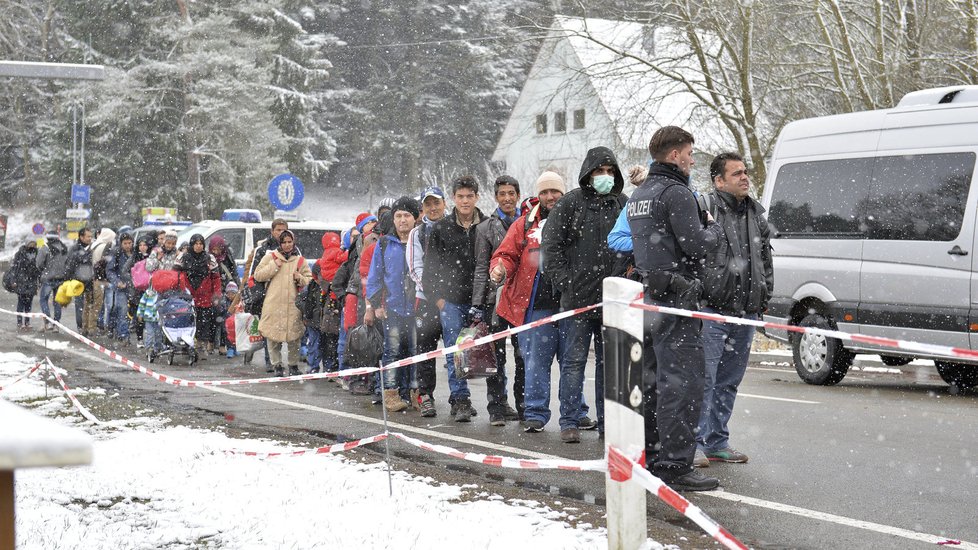 Uprchlíky na německo-rakouské hranici dostihla zima