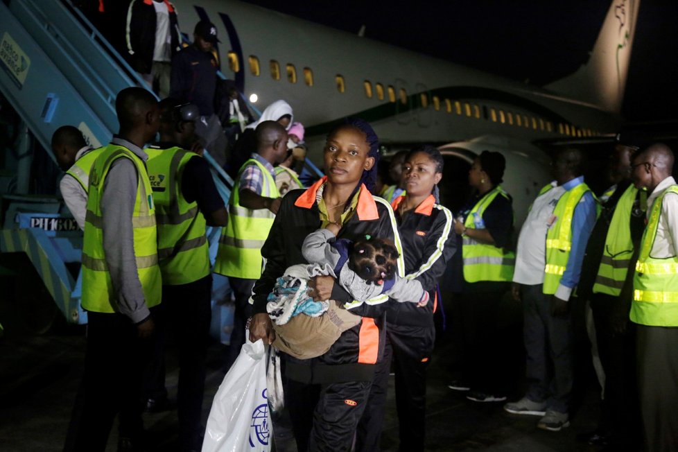 Nigerijští uprchlíci se vrací z táborů v Libyi do vlasti.