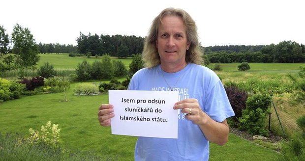 Člen ODS Petr Štěpánek umístil na Facebook svou fotku se značně kontroverzním nápisem.