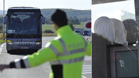 Dvojici podezřelých Syřanů zadržela policie na jaře v autobuse společně s dalšími nelegálními migranty. Předala je Rakušanům. (ilustrační foto)