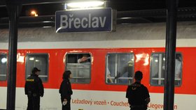 Policie a uprchlíci ve vlaku v Břeclavi