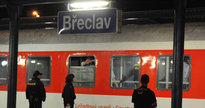 Policie a uprchlíci ve vlaku v Břeclavi