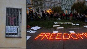Na podporu imigrantů z Drahonic se sešli lidé v Praze. Zapálili za ně svíčky.