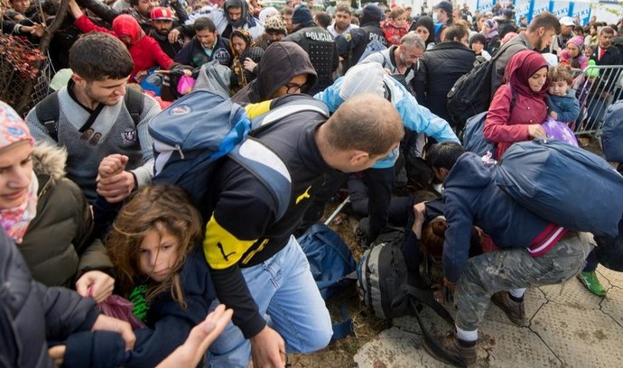Uprchlíci proráží bezpečnostní kordon ve Slovinsku