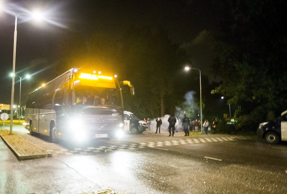 Protest proti uprchlíkům ve finském Lahti: Radikálové napadli autobus s imigranty