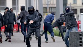 Lipsko: Levicoví radikálové házeli na policejní kordon kameny