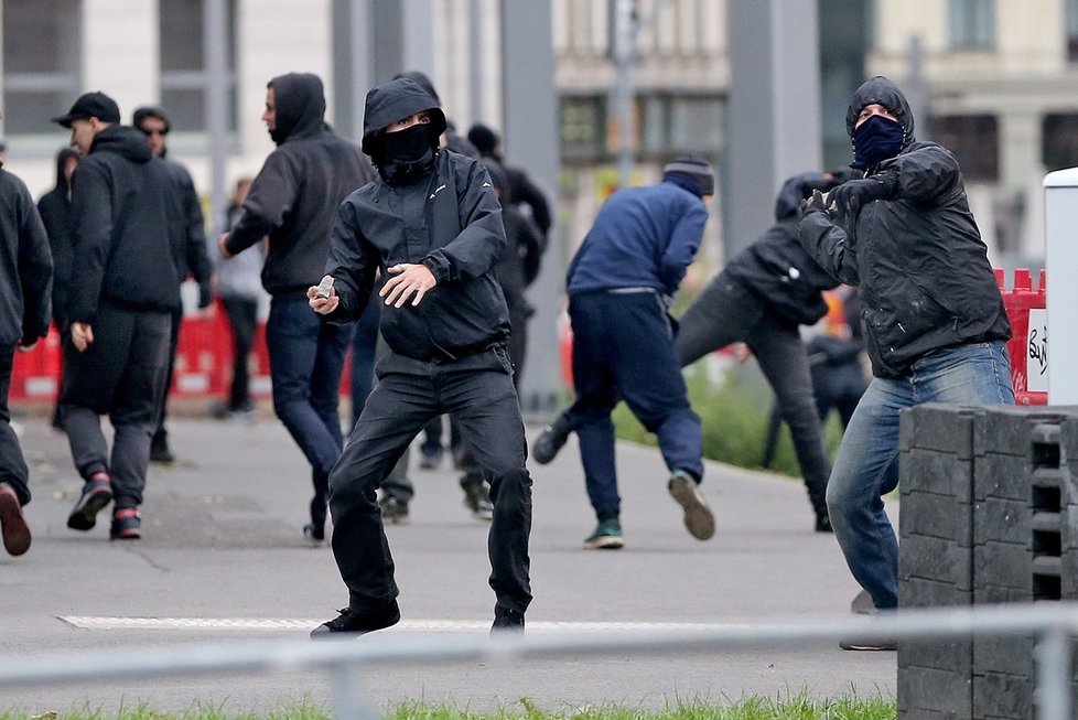 Lipsko: Levicoví radikálové házeli na policejní kordon kameny