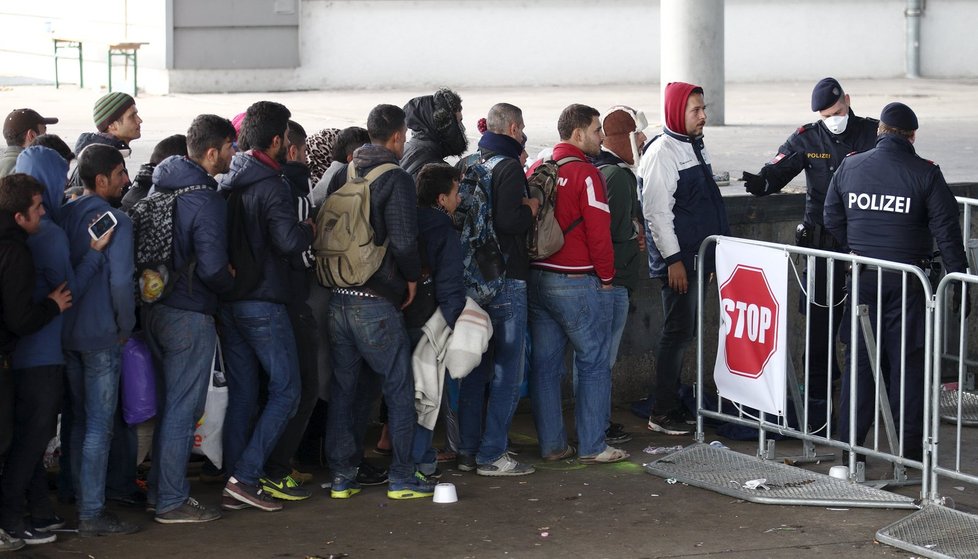 Uprchlíci na hranicích Maďarska s Rakouskem. Na cestě do rakouského Nickelsdorfu