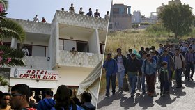 Řecké ostrovy obsazují hordy uprchlíků!
