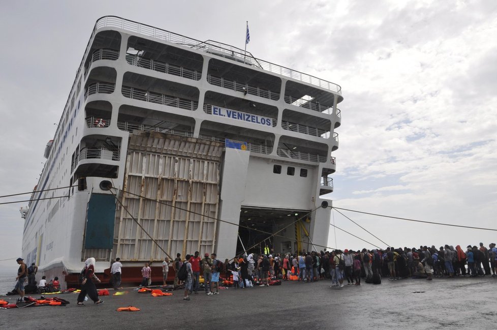 Na řeckém ostrově Kos začalo 15. srpna fungovat nouzové středisko pro uprchlíky na palubě velkokapacitního trajektu Eleftherios Venizelos.
