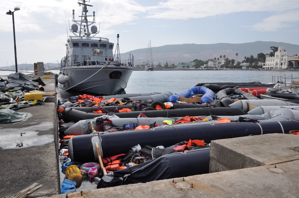 Na Kos denně připlouvá několik stovek migrantů z jen několik kilometrů vzdáleného pobřeží Turecka, jde převážně o jednotlivce i celé rodiny ze Sýrie.