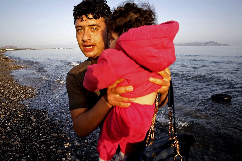 Syřan se svou dcerou po připlutí na Kos