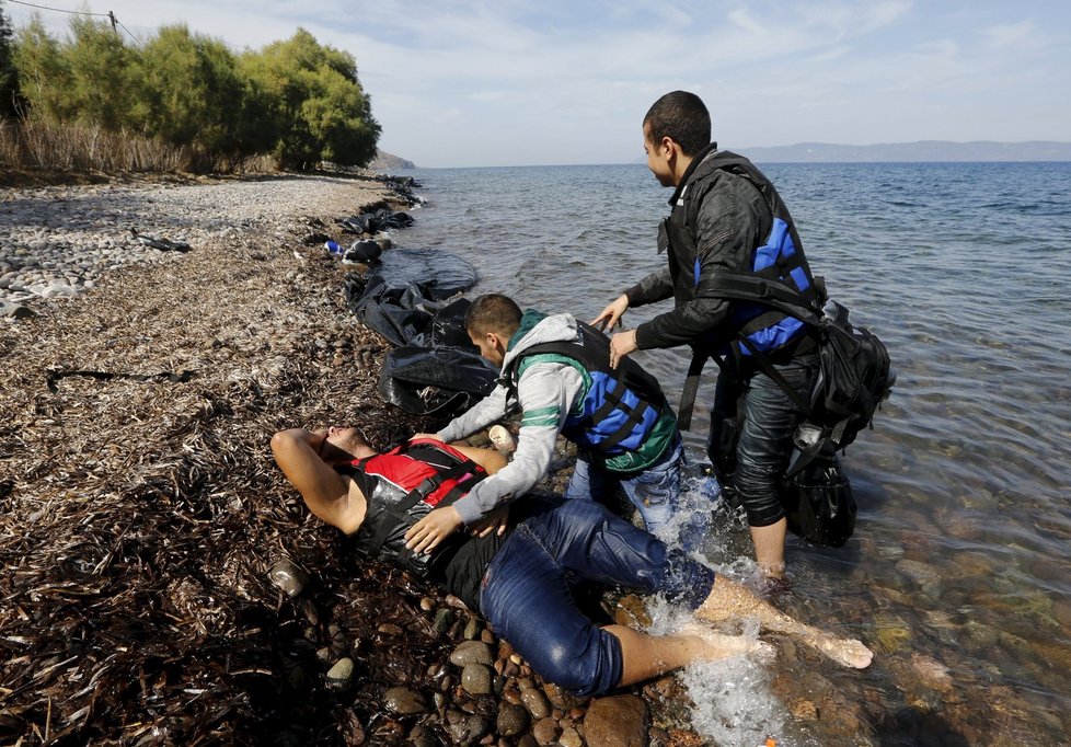 Uprchlíci u řeckého ostrova Lesbos