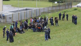Maďarská policie řeší problémy s ilegálními uprchlíky.