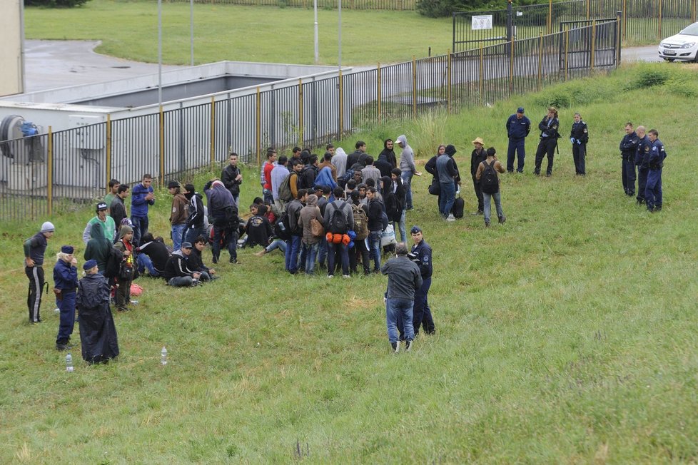 Maďarská policie řeší problémy s ilegálními uprchlíky.