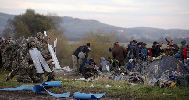 Uprchlíci prorazili ostnatý drát na hranici. Z Makedonie je vraceli těžkooděnci