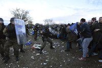 Paralyzující granáty, řež s uprchlíky: Začala stavba plotu na makedonské hranici