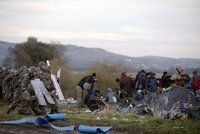 Uprchlíci prorazili ostnatý drát na hranici. Z Makedonie je vraceli těžkooděnci