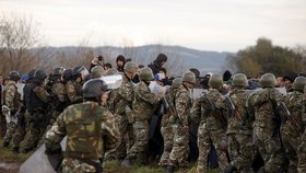 Uprchlíkům se na chvilku podařilo překonat policejní kordon. Těžkooděnci je ale pochytali.