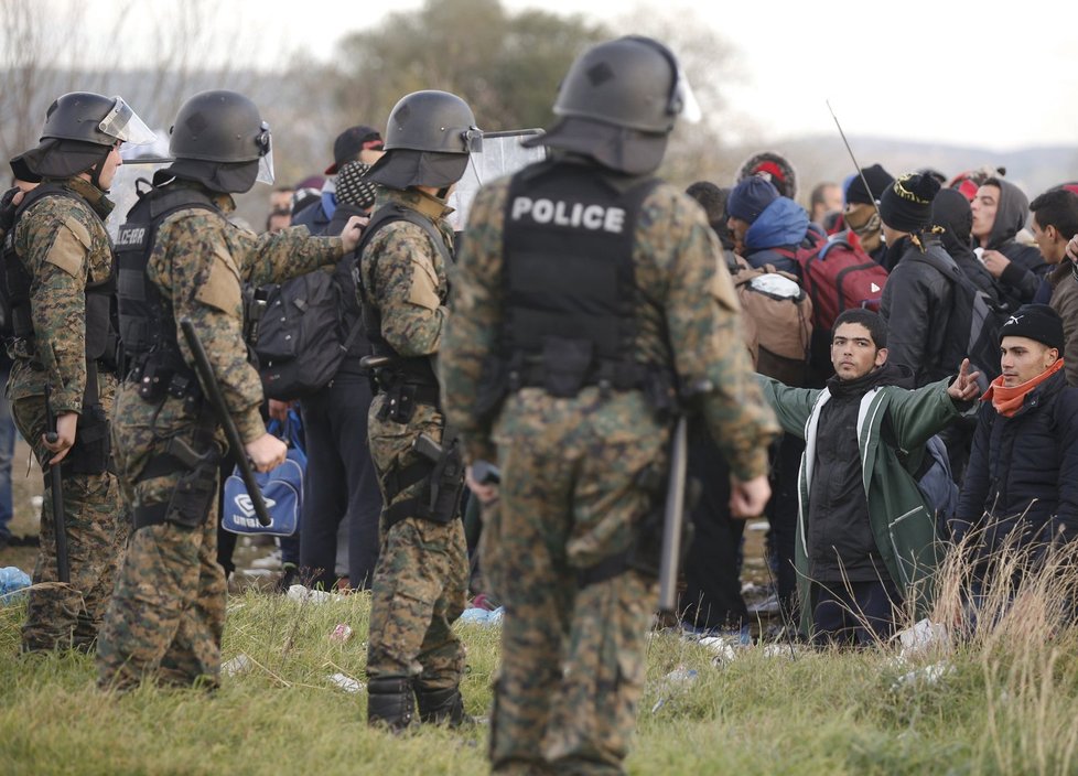 Uprchlíkům se na chvilku podařilo překonat policejní kordon. Těžkooděnci je ale pochytali.