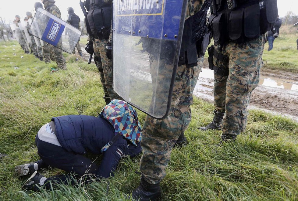 Uprchlíkům se na chvilku podařilo překonat policejní kordon. Těžkooděnci je ale pochytali.