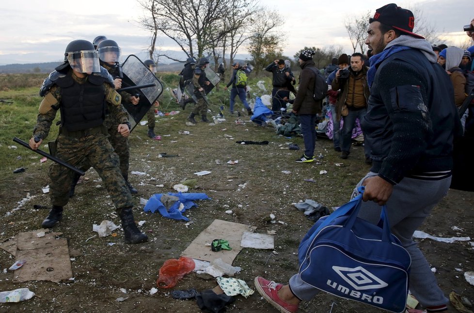 Uprchlíkům se na chvilku podařilo překonat policejní kordon. Těžkooděnci je ale pochytali.