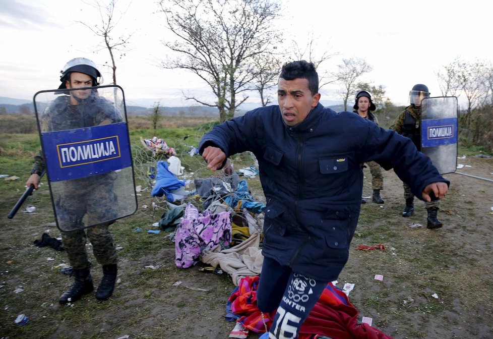 Uprchlíkům se na chvilku podařilo překonat policejní kordon. Těžkooděnci je ale pochytali.