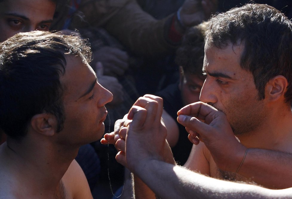 34letý inženýr Hamid si nechal sešít pusu. Na protest proti tomu, že nemůže pokračovat dále do Evropy.