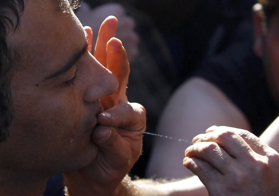 34letý inženýr Hamid si nechal sešít pusu. Na protest proti tomu, že nemůže pokračovat dále do Evropy.